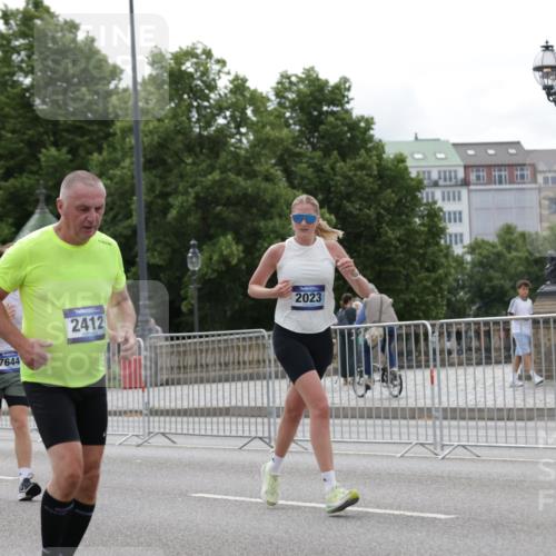 29.06.2025 - hella hamburg halbmarathon Jannik Wohlers http://msf.ph/oto/8273241 29.06.2025 10:34:07 Lombardsbrücke 1025, 1672, 2023, 2412, 2510, 2511, 2801, 3420, 4540, 5609, 6034, 6105, 6171, 6329, 6571, 6574, 6843, 7386, 7644, 7733, 8705, 8965, 9164, 9379, 9448, 10335, 10564, 10674, 11872, 12164, 13747, 13957, 14854, 14855, 14918, 15477, 16238, 16311, 16390, 16682, 16919, 17230, 17650, 18158, 18941 meine-sportfotos.de