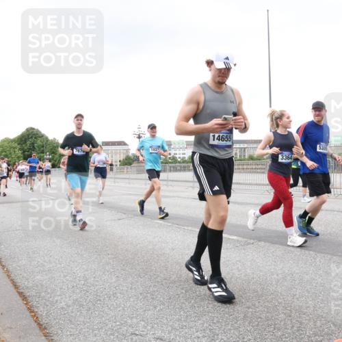 29.06.2025 - hella hamburg halbmarathon Lena Gebhardt http://msf.ph/oto/8273251 29.06.2025 10:54:27 Lombardsbrücke 7670, 1822, 14655, 5309, 3364, 16522, 1198, 1263, 1762, 1779, 1822, 1949, 2084, 2244, 2532, 2586, 2600, 2761, 2854, 3079, 3187, 3188, 3249, 3364, 3465, 3467, 3761, 3795, 3857, 4323, 4685, 4720, 4838, 4971, 5157, 5185, 5216, 5309, 5514, 5804, 5817, 5898, 5933, 5993, 6023, 6279, 6468, 6583, 6982, 6987, 6988, 7498, 7670, 7874, 7946, 7986, 8801, 8803, 8867, 9130, 9138, 9203, 9521, 10207, 10331, 10471, 11033, 11287, 11354, 11567, 11569, 11785, 12268, 12270, 12930, 13272 meine-sportfotos.de