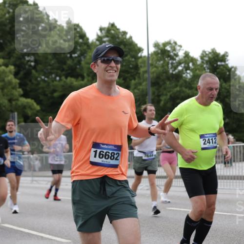 29.06.2025 - hella hamburg halbmarathon Jannik Wohlers http://msf.ph/oto/8273290 29.06.2025 10:34:07 Lombardsbrücke 1025, 1672, 2023, 2412, 2510, 2511, 2801, 3420, 4540, 5609, 6034, 6105, 6171, 6329, 6571, 6574, 6843, 7386, 7644, 7733, 8705, 8965, 9164, 9379, 9448, 10335, 10564, 10674, 11872, 12164, 13747, 13957, 14854, 14855, 14918, 15477, 16238, 16311, 16390, 16682, 16919, 17230, 17650, 18158, 18941 meine-sportfotos.de