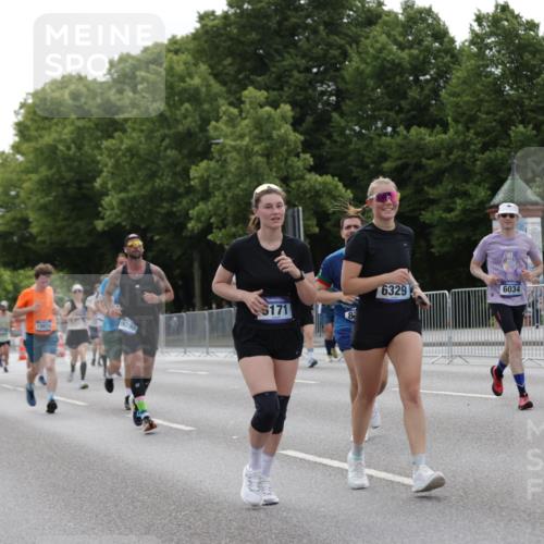 29.06.2025 - hella hamburg halbmarathon Jannik Wohlers http://msf.ph/oto/8273414 29.06.2025 10:34:08 Lombardsbrücke 1025, 2023, 2412, 2510, 2511, 3420, 4540, 5453, 5609, 6034, 6171, 6329, 6571, 6574, 6843, 7386, 7644, 7733, 8705, 9164, 9379, 9448, 9514, 10335, 10564, 10674, 11872, 12164, 13747, 13957, 14918, 15310, 15477, 16238, 16311, 16390, 16682, 16919, 17230, 18158, 18941 meine-sportfotos.de