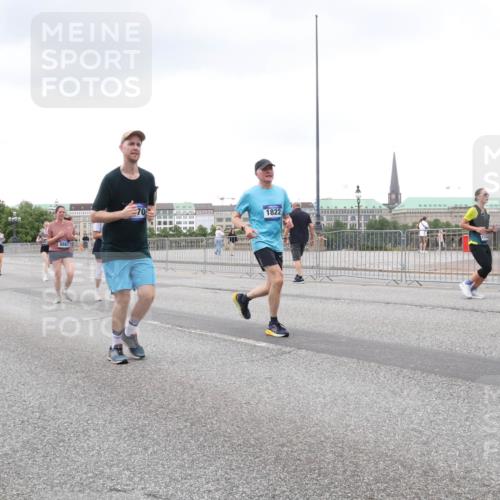29.06.2025 - hella hamburg halbmarathon Lena Gebhardt http://msf.ph/oto/8273439 29.06.2025 10:54:27 Lombardsbrücke 4720, 70, 1822, 1198, 1263, 1762, 1779, 1822, 1949, 2084, 2244, 2532, 2586, 2600, 2761, 2854, 3079, 3187, 3188, 3249, 3364, 3465, 3467, 3761, 3795, 3857, 4323, 4685, 4720, 4838, 4971, 5157, 5185, 5216, 5309, 5514, 5804, 5817, 5898, 5933, 5993, 6023, 6279, 6468, 6583, 6982, 6987, 6988, 7498, 7670, 7874, 7946, 7986, 8801, 8803, 8867, 9130, 9138, 9203, 9521, 10207, 10331, 10471, 11033, 11287, 11354, 11567, 11569, 11785, 12268, 12270, 12930, 13272 meine-sportfotos.de