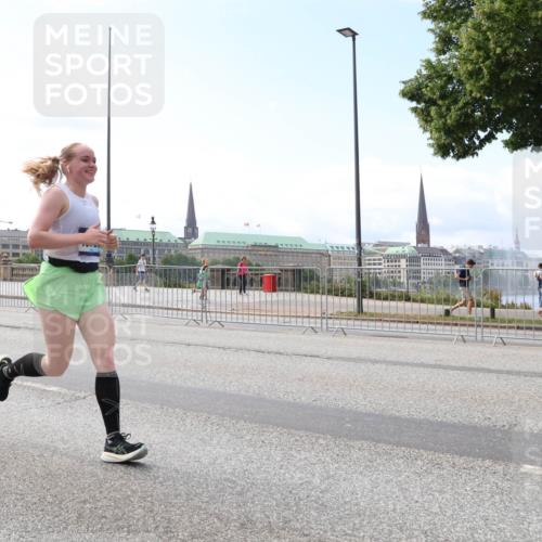 29.06.2025 - hella hamburg halbmarathon Lena Gebhardt http://msf.ph/oto/8273464 29.06.2025 10:11:26 Lombardsbrücke 1531, 1723, 1866, 2868, 3837, 4227, 4287, 5254, 5653, 7271, 7370, 8115, 8171, 8206, 8207, 8368, 8561, 8807, 8810, 9119, 10196, 10372, 10428, 11149, 11321, 11755, 12286, 12556, 12571, 12836, 13203, 13603, 13939, 14008, 14022, 14149, 15009, 15252, 15797, 15908, 15945, 16383, 17080, 17142, 17500, 17787, 17866, 18278, 18382, 19172, 19241 meine-sportfotos.de