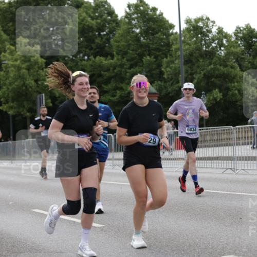 29.06.2025 - hella hamburg halbmarathon Jannik Wohlers http://msf.ph/oto/8273465 29.06.2025 10:34:09 Lombardsbrücke 1025, 2023, 2412, 2510, 2511, 3420, 4540, 5453, 5609, 6034, 6171, 6329, 6571, 6574, 6843, 7386, 7644, 7733, 8705, 9164, 9379, 9448, 9514, 10335, 10674, 11872, 12164, 13311, 13747, 13957, 14918, 15310, 15477, 16238, 16311, 16390, 16682, 16919, 17230, 18158, 18892, 18941 meine-sportfotos.de