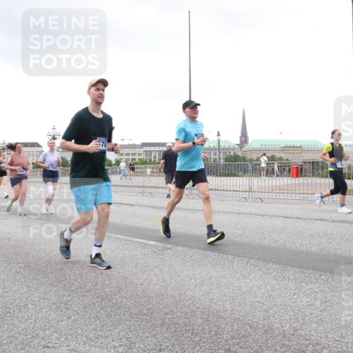 29.06.2025 - hella hamburg halbmarathon Lena Gebhardt http://msf.ph/oto/8273483 29.06.2025 10:54:28 Lombardsbrücke 1198, 1263, 1762, 1779, 1822, 1949, 2084, 2244, 2532, 2586, 2600, 2761, 3187, 3188, 3249, 3364, 3465, 3467, 3761, 3795, 3857, 4323, 4685, 4720, 4838, 4971, 5157, 5185, 5216, 5309, 5514, 5804, 5817, 5898, 5933, 5993, 6023, 6279, 6468, 6583, 6982, 6987, 6988, 7498, 7670, 7874, 7946, 7986, 8012, 8801, 8803, 8867, 9130, 9138, 9203, 9521, 10207, 10331, 10471, 11033, 11287, 11354, 11567, 11569, 11785, 12268, 12270, 12930, 13272 meine-sportfotos.de