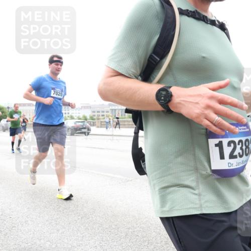29.06.2025 - hella hamburg halbmarathon Lena Gebhardt http://msf.ph/oto/8273492 29.06.2025 10:34:57 Lombardsbrücke 15380, 7020, 681, 1238, 1025, 1284, 1497, 1849, 2023, 2355, 2376, 2751, 3130, 3409, 3420, 4564, 4884, 5027, 5453, 6034, 6171, 6189, 6310, 6329, 6335, 6379, 6397, 6803, 6843, 7020, 7267, 7299, 7386, 7644, 7733, 7927, 8369, 8793, 9122, 9164, 9248, 9448, 9514, 10335, 10358, 10464, 10606, 10674, 11122, 11233, 11245, 11359, 11646, 11886, 12019, 12164, 12236, 12382, 12764, 15477, 16238, 16311, 16390, 16682 meine-sportfotos.de