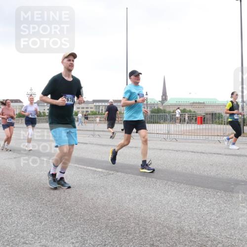 29.06.2025 - hella hamburg halbmarathon Lena Gebhardt http://msf.ph/oto/8273510 29.06.2025 10:54:28 Lombardsbrücke 8867, 670, 182, 1135, 1198, 1263, 1762, 1779, 1822, 1949, 2084, 2244, 2532, 2586, 2600, 2761, 3187, 3188, 3249, 3364, 3465, 3467, 3761, 3795, 3857, 4323, 4685, 4720, 4838, 4971, 5157, 5185, 5216, 5309, 5514, 5804, 5817, 5898, 5933, 5993, 6023, 6279, 6468, 6583, 6982, 6987, 6988, 7498, 7670, 7874, 7946, 7986, 8012, 8801, 8803, 8867, 9130, 9138, 9203, 9521, 10207, 10331, 10471, 11033, 11287, 11354, 11567, 11569, 11785, 12268, 12270, 12930, 13272 meine-sportfotos.de