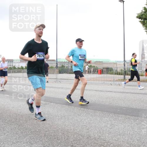 29.06.2025 - hella hamburg halbmarathon Lena Gebhardt http://msf.ph/oto/8273547 29.06.2025 10:54:28 Lombardsbrücke 130, 9203, 7670, 1822, 1198, 1263, 1762, 1779, 1822, 1949, 2084, 2244, 2532, 2586, 2600, 2761, 3187, 3188, 3249, 3364, 3465, 3467, 3761, 3795, 3857, 4323, 4685, 4720, 4838, 4971, 5157, 5185, 5216, 5309, 5514, 5804, 5817, 5898, 5933, 5993, 6023, 6279, 6468, 6583, 6982, 6987, 6988, 7498, 7670, 7874, 7946, 7986, 8012, 8801, 8803, 8867, 9130, 9138, 9203, 9521, 10207, 10331, 10471, 11033, 11287, 11354, 11567, 11569, 11785, 12268, 12270, 12930, 13272 meine-sportfotos.de