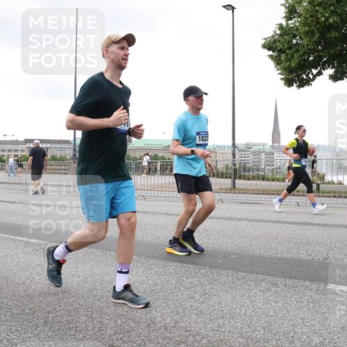 29.06.2025 - hella hamburg halbmarathon Lena Gebhardt http://msf.ph/oto/8273606 29.06.2025 10:54:28 Lombardsbrücke 8867, 1822, 1198, 1263, 1762, 1779, 1822, 1949, 2084, 2244, 2532, 2586, 2600, 2761, 3187, 3188, 3249, 3364, 3465, 3467, 3761, 3795, 3857, 4323, 4685, 4720, 4838, 4971, 5157, 5185, 5216, 5309, 5514, 5804, 5817, 5898, 5933, 5993, 6023, 6279, 6468, 6583, 6982, 6987, 6988, 7498, 7670, 7874, 7946, 7986, 8012, 8801, 8803, 8867, 9130, 9138, 9203, 9521, 10207, 10331, 10471, 11033, 11287, 11354, 11567, 11569, 11785, 12268, 12270, 12930, 13272 meine-sportfotos.de