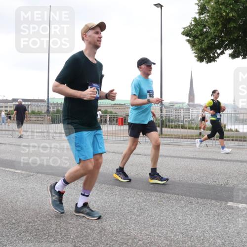 29.06.2025 - hella hamburg halbmarathon Lena Gebhardt http://msf.ph/oto/8273639 29.06.2025 10:54:28 Lombardsbrücke 9203, 8867, 182, 1198, 1263, 1762, 1779, 1822, 1949, 2084, 2244, 2532, 2586, 2600, 2761, 3187, 3188, 3249, 3364, 3465, 3467, 3761, 3795, 3857, 4323, 4685, 4720, 4838, 4971, 5157, 5185, 5216, 5309, 5514, 5804, 5817, 5898, 5933, 5993, 6023, 6279, 6468, 6583, 6982, 6987, 6988, 7498, 7670, 7874, 7946, 7986, 8012, 8801, 8803, 8867, 9130, 9138, 9203, 9521, 10207, 10331, 10471, 11033, 11287, 11354, 11567, 11569, 11785, 12268, 12270, 12930, 13272 meine-sportfotos.de