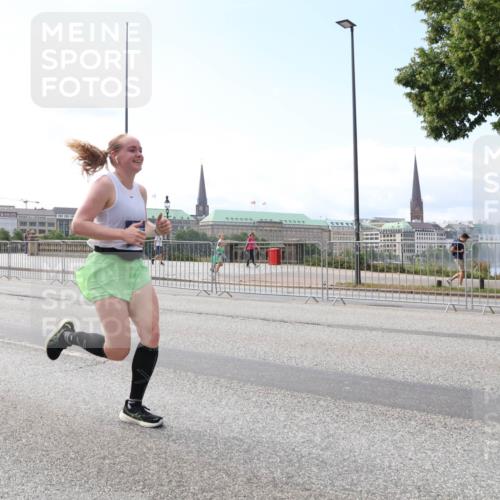 29.06.2025 - hella hamburg halbmarathon Lena Gebhardt http://msf.ph/oto/8273689 29.06.2025 10:11:26 Lombardsbrücke 1531, 1723, 1866, 2868, 3837, 4227, 4287, 5254, 5653, 7271, 7370, 8115, 8171, 8206, 8207, 8368, 8561, 8807, 8810, 9119, 10196, 10372, 10428, 11149, 11321, 11755, 12286, 12556, 12571, 12836, 13203, 13603, 13939, 14008, 14022, 14149, 15009, 15252, 15797, 15908, 15945, 16383, 17080, 17142, 17500, 17787, 17866, 18278, 18382, 19172, 19241 meine-sportfotos.de