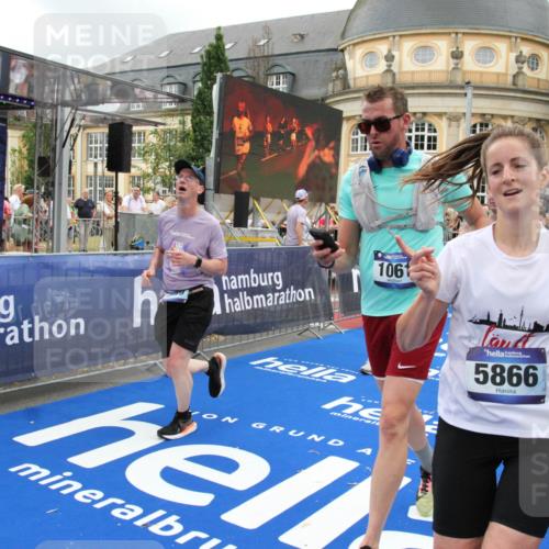 29.06.2025 - hella hamburg halbmarathon Michael Strokosch http://msf.ph/oto/8273740 29.06.2025 10:53:37 Ziel 1030, 1061, 1098, 1499, 1502, 1783, 2070, 2630, 3399, 3819, 5866, 6628, 6762, 10549, 11068, 12632, 12909, 15113, 15497, 15856, 17710, 18450, 18612, 18666, 18715 meine-sportfotos.de