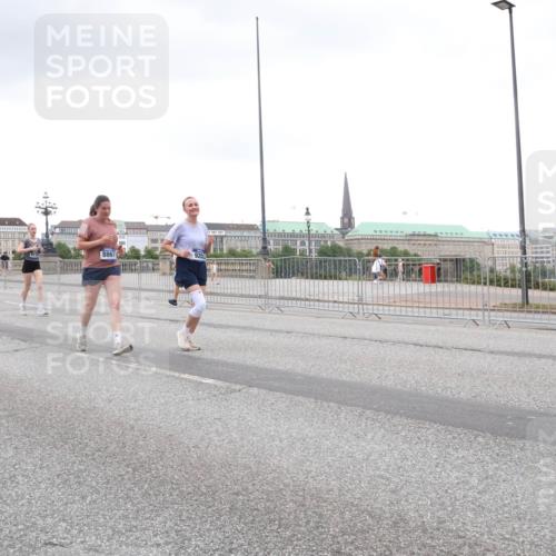 29.06.2025 - hella hamburg halbmarathon Lena Gebhardt http://msf.ph/oto/8273756 29.06.2025 10:54:29 Lombardsbrücke 8867, 920, 1198, 1263, 1762, 1779, 1822, 1949, 2084, 2244, 2532, 2586, 2600, 2761, 3187, 3188, 3364, 3465, 3467, 3761, 3795, 3857, 4323, 4685, 4720, 4838, 4971, 5157, 5185, 5216, 5309, 5514, 5804, 5817, 5882, 5898, 5933, 5993, 6023, 6279, 6468, 6583, 6982, 6987, 6988, 7498, 7670, 7874, 7946, 7986, 8012, 8801, 8803, 8867, 9130, 9138, 9203, 9521, 10207, 10331, 10471, 11033, 11287, 11354, 11567, 11569, 11785, 12268, 12270, 12930, 13272 meine-sportfotos.de
