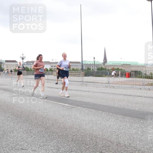 29.06.2025 - hella hamburg halbmarathon Lena Gebhardt http://msf.ph/oto/8273776 29.06.2025 10:54:29 Lombardsbrücke 4720, 9203, 1198, 1263, 1762, 1779, 1822, 1949, 2084, 2244, 2532, 2586, 2600, 2761, 3187, 3188, 3364, 3465, 3467, 3761, 3795, 3857, 4323, 4685, 4720, 4838, 4971, 5157, 5185, 5216, 5309, 5514, 5804, 5817, 5882, 5898, 5933, 5993, 6023, 6279, 6468, 6583, 6982, 6987, 6988, 7498, 7670, 7874, 7946, 7986, 8012, 8801, 8803, 8867, 9130, 9138, 9203, 9521, 10207, 10331, 10471, 11033, 11287, 11354, 11567, 11569, 11785, 12268, 12270, 12930, 13272 meine-sportfotos.de