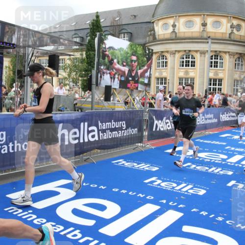29.06.2025 - hella hamburg halbmarathon Michael Strokosch http://msf.ph/oto/8273878 29.06.2025 10:53:38 Ziel 1030, 1061, 1098, 1499, 1502, 1783, 2070, 2630, 3399, 3819, 5866, 6628, 6762, 10549, 12632, 13865, 15061, 15113, 15497, 15856, 17710, 18450, 18612, 18666, 18715 meine-sportfotos.de