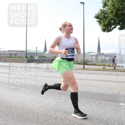 29.06.2025 - hella hamburg halbmarathon Lena Gebhardt http://msf.ph/oto/8273881 29.06.2025 10:11:26 Lombardsbrücke 1531, 1723, 1866, 2868, 3837, 4227, 4287, 5254, 5653, 7271, 7370, 8115, 8171, 8206, 8207, 8368, 8561, 8807, 8810, 9119, 10196, 10372, 10428, 11149, 11321, 11755, 12286, 12556, 12571, 12836, 13203, 13603, 13939, 14008, 14022, 14149, 15009, 15252, 15797, 15908, 15945, 16383, 17080, 17142, 17500, 17787, 17866, 18278, 18382, 19172, 19241 meine-sportfotos.de