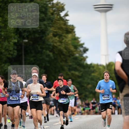 29.06.2025 - hella hamburg halbmarathon Dr. Thomas Lammeyer http://msf.ph/oto/8273901 29.06.2025 10:36:08 Kennedybrücke 1235, 1292, 2349, 2672, 3239, 3358, 3707, 3751, 3752, 3778, 4314, 4365, 4605, 4924, 5496, 5601, 5658, 5743, 6218, 6344, 7239, 7295, 7334, 7344, 7535, 7570, 7695, 7816, 7898, 8072, 8073, 8124, 8127, 8304, 8538, 8757, 9478, 9604, 9882, 10248, 10421, 10924, 11168 meine-sportfotos.de