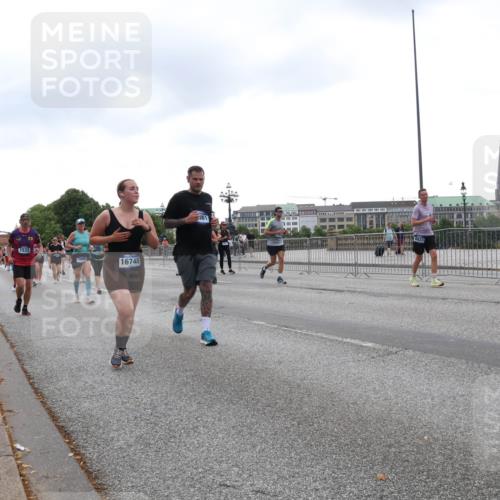 29.06.2025 - hella hamburg halbmarathon Lena Gebhardt http://msf.ph/oto/8273924 29.06.2025 10:46:23 Lombardsbrücke 1004, 1371, 1375, 1429, 1465, 1532, 1608, 1837, 1867, 1868, 2398, 2423, 2500, 2697, 2773, 2813, 2951, 3410, 3469, 3734, 4119, 4223, 4355, 4448, 4604, 5697, 5703, 5769, 5770, 5854, 5892, 6068, 6124, 6161, 6333, 6392, 7303, 7364, 7368, 7374, 7605, 7767, 7894, 7960, 7983, 8047, 8477, 8551, 8700, 9129, 9337, 9426, 9445, 9691, 10153, 10230, 11358, 11361, 11876, 11910, 12298, 12333, 12507, 12522, 13969, 14261, 15852, 16882, 16987 meine-sportfotos.de