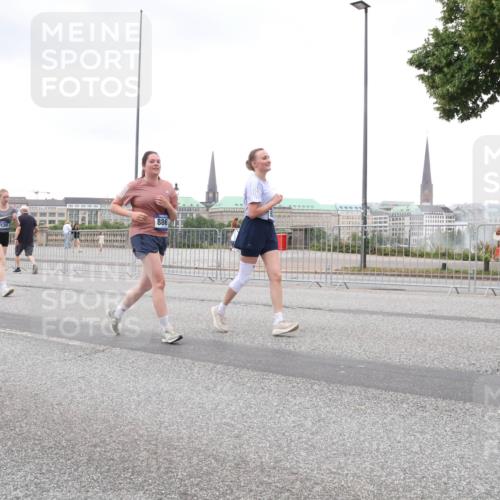 29.06.2025 - hella hamburg halbmarathon Lena Gebhardt http://msf.ph/oto/8273981 29.06.2025 10:54:30 Lombardsbrücke 886, 9130, 1198, 1263, 1762, 1779, 1822, 1949, 2084, 2244, 2532, 2586, 2600, 2632, 2761, 3187, 3188, 3364, 3465, 3467, 3761, 3795, 3857, 4323, 4685, 4720, 4838, 4971, 5157, 5185, 5216, 5309, 5514, 5804, 5817, 5882, 5933, 5993, 6023, 6279, 6468, 6583, 6982, 6987, 6988, 7498, 7670, 7874, 7946, 7986, 8012, 8801, 8803, 8867, 9130, 9138, 9203, 9521, 10207, 10331, 10471, 11033, 11287, 11354, 11567, 11569, 11785, 12268, 12270, 12930, 13272 meine-sportfotos.de