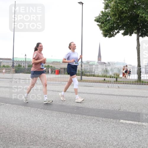 29.06.2025 - hella hamburg halbmarathon Lena Gebhardt http://msf.ph/oto/8274020 29.06.2025 10:54:31 Lombardsbrücke 9100, 886, 9203, 1198, 1263, 1762, 1779, 1822, 1949, 2084, 2244, 2532, 2566, 2586, 2600, 2632, 2761, 3187, 3188, 3364, 3465, 3761, 3795, 3857, 4323, 4685, 4720, 4838, 4971, 5157, 5185, 5216, 5309, 5500, 5514, 5804, 5817, 5882, 5933, 5993, 6023, 6279, 6468, 6583, 6982, 6987, 6988, 7498, 7670, 7874, 7946, 7986, 8012, 8186, 8801, 8803, 8867, 9130, 9138, 9203, 9521, 10207, 10331, 10471, 11033, 11226, 11287, 11354, 11567, 11569, 11785, 12268, 12270, 12930, 13272, 13283 meine-sportfotos.de
