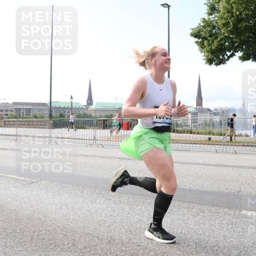29.06.2025 - hella hamburg halbmarathon Lena Gebhardt http://msf.ph/oto/8274042 29.06.2025 10:11:26 Lombardsbrücke 1531, 1723, 1866, 2868, 3837, 4227, 4287, 5254, 5653, 7271, 7370, 8115, 8171, 8206, 8207, 8368, 8561, 8807, 8810, 9119, 10196, 10372, 10428, 11149, 11321, 11755, 12286, 12556, 12571, 12836, 13203, 13603, 13939, 14008, 14022, 14149, 15009, 15252, 15797, 15908, 15945, 16383, 17080, 17142, 17500, 17787, 17866, 18278, 18382, 19172, 19241 meine-sportfotos.de