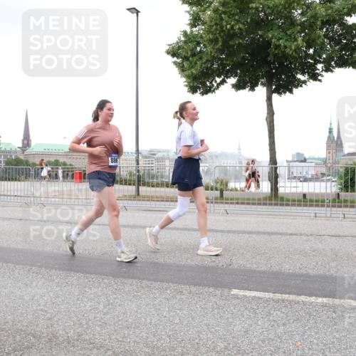 29.06.2025 - hella hamburg halbmarathon Lena Gebhardt http://msf.ph/oto/8274119 29.06.2025 10:54:31 Lombardsbrücke 9130, 886, 1198, 1263, 1762, 1779, 1822, 1949, 2084, 2244, 2532, 2566, 2586, 2600, 2632, 2761, 3187, 3188, 3364, 3465, 3761, 3795, 3857, 4323, 4685, 4720, 4838, 4971, 5157, 5185, 5216, 5309, 5500, 5514, 5804, 5817, 5882, 5933, 5993, 6023, 6279, 6468, 6583, 6982, 6987, 6988, 7498, 7670, 7874, 7946, 7986, 8012, 8186, 8801, 8803, 8867, 9130, 9138, 9203, 9521, 10207, 10331, 10471, 11033, 11226, 11287, 11354, 11567, 11569, 11785, 12268, 12270, 12930, 13272, 13283 meine-sportfotos.de