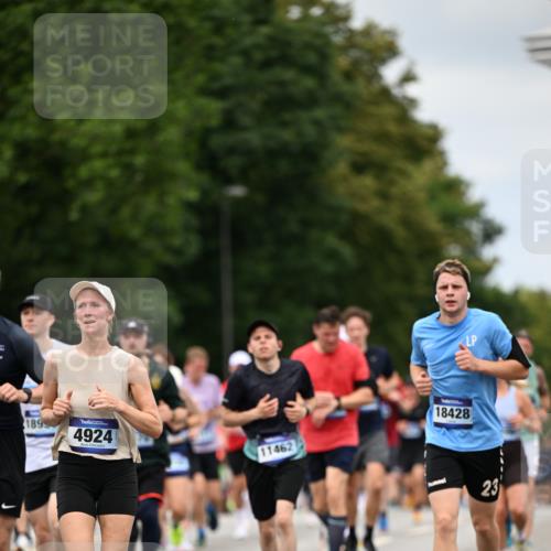 29.06.2025 - hella hamburg halbmarathon Dr. Thomas Lammeyer http://msf.ph/oto/8274121 29.06.2025 10:36:11 Kennedybrücke 1292, 1987, 2349, 2672, 2943, 3239, 3358, 3707, 3751, 3752, 3778, 4314, 4365, 4605, 4924, 5496, 5601, 5658, 5743, 6218, 7239, 7295, 7334, 7344, 7535, 7570, 7695, 7816, 7898, 8072, 8073, 8124, 8127, 8303, 8304, 8538, 8757, 9604, 9882, 10248, 10421, 10924, 11168 meine-sportfotos.de