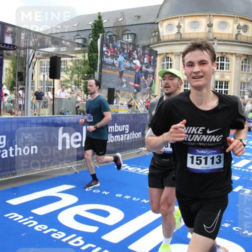 29.06.2025 - hella hamburg halbmarathon Michael Strokosch http://msf.ph/oto/8274122 29.06.2025 10:53:39 Ziel 1030, 1061, 1098, 1499, 1502, 1783, 2058, 2070, 2630, 3399, 3819, 6628, 6762, 10549, 11604, 12632, 13865, 15061, 15113, 15497, 15856, 16092, 18143, 18450, 18612, 18666, 18715 meine-sportfotos.de
