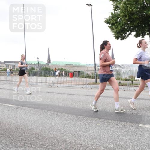 29.06.2025 - hella hamburg halbmarathon Lena Gebhardt http://msf.ph/oto/8274194 29.06.2025 10:54:31 Lombardsbrücke 4720, 1198, 1263, 1762, 1779, 1822, 1949, 2084, 2244, 2532, 2566, 2586, 2600, 2632, 2761, 3187, 3188, 3364, 3465, 3761, 3795, 3857, 4323, 4685, 4720, 4838, 4971, 5157, 5185, 5216, 5309, 5500, 5514, 5804, 5817, 5882, 5933, 5993, 6023, 6279, 6468, 6583, 6982, 6987, 6988, 7498, 7670, 7874, 7946, 7986, 8012, 8186, 8801, 8803, 8867, 9130, 9138, 9203, 9521, 10207, 10331, 10471, 11033, 11226, 11287, 11354, 11567, 11569, 11785, 12268, 12270, 12930, 13272, 13283 meine-sportfotos.de