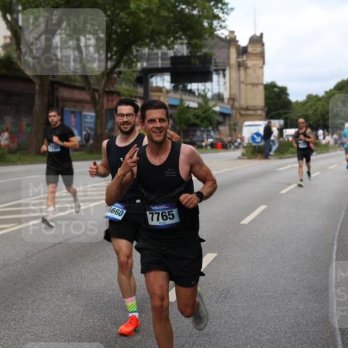 29.06.2025 - hella hamburg halbmarathon Yannick Fuchs http://msf.ph/oto/8274212 29.06.2025 10:37:12 20KM 1353, 1675, 1700, 1735, 2233, 4235, 5011, 5124, 5436, 7035, 7448, 7734, 7765, 7865, 9364, 9371, 9534, 9833, 10216, 10469, 11907, 12839, 13446, 14226, 14447, 14560, 14813, 15095, 15175, 15255, 15297, 15301, 15328, 15535, 16295, 16333, 16660, 16677, 17000, 17177, 17733, 17864, 17911, 18004, 18275, 18304, 18559, 18632, 18659, 18680, 18920 meine-sportfotos.de