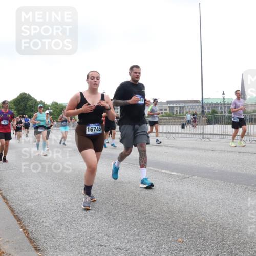 29.06.2025 - hella hamburg halbmarathon Lena Gebhardt http://msf.ph/oto/8274225 29.06.2025 10:46:24 Lombardsbrücke 1004, 1371, 1375, 1429, 1465, 1532, 1608, 1837, 1867, 1868, 2398, 2423, 2500, 2697, 2773, 2813, 2951, 3410, 3469, 3734, 4119, 4223, 4355, 4448, 4604, 5697, 5703, 5769, 5770, 5854, 5892, 6068, 6124, 6161, 6333, 6392, 7303, 7364, 7368, 7374, 7605, 7767, 7894, 7960, 7983, 8047, 8477, 8551, 8700, 9129, 9337, 9426, 9445, 9691, 10153, 10230, 11358, 11361, 11876, 11910, 12298, 12333, 12507, 12522, 13969, 14261, 15852, 16882, 16987 meine-sportfotos.de