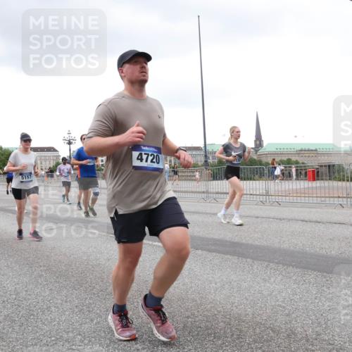 29.06.2025 - hella hamburg halbmarathon Lena Gebhardt http://msf.ph/oto/8274237 29.06.2025 10:54:32 Lombardsbrücke 5157, 4720, 1198, 1762, 1779, 1822, 1949, 2084, 2244, 2532, 2566, 2586, 2600, 2632, 2761, 3187, 3188, 3364, 3761, 3795, 3857, 4323, 4685, 4720, 4838, 4971, 5157, 5185, 5216, 5309, 5500, 5514, 5804, 5817, 5882, 5933, 5993, 6023, 6279, 6468, 6982, 6987, 6988, 7498, 7670, 7874, 7946, 7986, 8012, 8186, 8801, 8803, 8867, 9130, 9138, 9203, 9521, 10207, 10331, 10471, 11033, 11226, 11287, 11354, 11567, 11569, 11785, 12268, 12270, 12930, 13272, 13283 meine-sportfotos.de