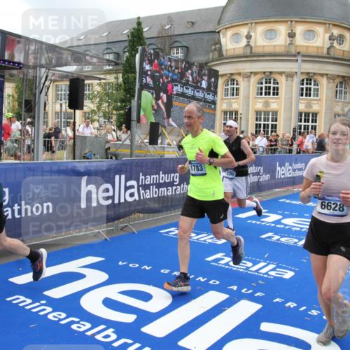 29.06.2025 - hella hamburg halbmarathon Michael Strokosch http://msf.ph/oto/8274270 29.06.2025 10:53:39 Ziel 1030, 1061, 1098, 1499, 1502, 1783, 2058, 2070, 2630, 3399, 3819, 6628, 6762, 10549, 11604, 12632, 13865, 15061, 15113, 15497, 15856, 16092, 18143, 18450, 18612, 18666, 18715 meine-sportfotos.de