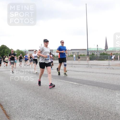 29.06.2025 - hella hamburg halbmarathon Lena Gebhardt http://msf.ph/oto/8274346 29.06.2025 10:54:32 Lombardsbrücke 3097, 157, 130, 1198, 1762, 1779, 1822, 1949, 2084, 2244, 2532, 2566, 2586, 2600, 2632, 2761, 3187, 3188, 3364, 3761, 3795, 3857, 4323, 4685, 4720, 4838, 4971, 5157, 5185, 5216, 5309, 5500, 5514, 5804, 5817, 5882, 5933, 5993, 6023, 6279, 6468, 6982, 6987, 6988, 7498, 7670, 7874, 7946, 7986, 8012, 8186, 8801, 8803, 8867, 9130, 9138, 9203, 9521, 10207, 10331, 10471, 11033, 11226, 11287, 11354, 11567, 11569, 11785, 12268, 12270, 12930, 13272, 13283 meine-sportfotos.de