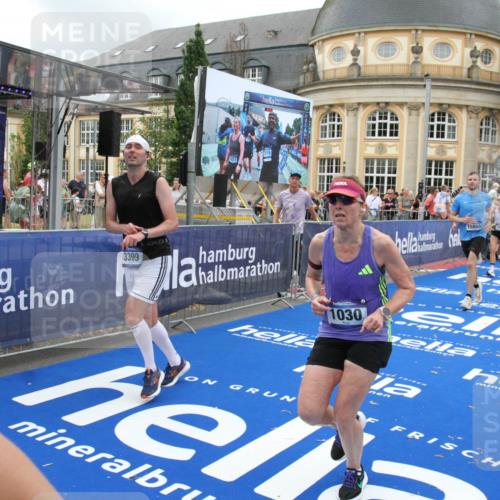 29.06.2025 - hella hamburg halbmarathon Michael Strokosch http://msf.ph/oto/8274411 29.06.2025 10:53:40 Ziel 1030, 1098, 1502, 1783, 2058, 2630, 3399, 3819, 5399, 6628, 6762, 10549, 10895, 11588, 11589, 11604, 12632, 13865, 15061, 15113, 15441, 15497, 15856, 16092, 18143, 18450, 18612, 18666, 18715 meine-sportfotos.de