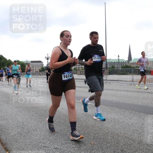 29.06.2025 - hella hamburg halbmarathon Lena Gebhardt http://msf.ph/oto/8274425 29.06.2025 10:46:24 Lombardsbrücke 1004, 1371, 1375, 1429, 1465, 1532, 1608, 1837, 1867, 1868, 2398, 2423, 2500, 2697, 2773, 2813, 2951, 3410, 3469, 3734, 4119, 4223, 4355, 4448, 4604, 5697, 5703, 5769, 5770, 5854, 5892, 6068, 6124, 6161, 6333, 6392, 7303, 7364, 7368, 7374, 7605, 7767, 7894, 7960, 7983, 8047, 8477, 8551, 8700, 9129, 9337, 9426, 9445, 9691, 10153, 10230, 11358, 11361, 11876, 11910, 12298, 12333, 12507, 12522, 13969, 14261, 15852, 16882, 16987 meine-sportfotos.de