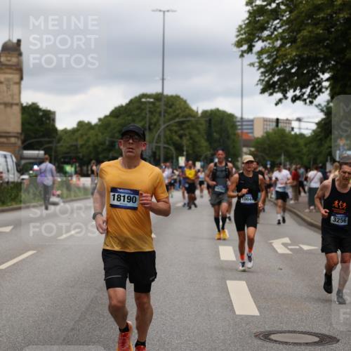 29.06.2025 - hella hamburg halbmarathon Yannick Fuchs http://msf.ph/oto/8274433 29.06.2025 10:49:17 20KM 1120, 1143, 1179, 1834, 2029, 2252, 2448, 2612, 3037, 3256, 4249, 4616, 4868, 4897, 5021, 5643, 6355, 6891, 7147, 7221, 8573, 8618, 8691, 10044, 10188, 10582, 11231, 11568, 12248, 12483, 12544, 12545, 12584, 13234, 13236, 13470, 14750, 14845, 14909, 15300, 15584, 15854, 15868, 15896, 16108, 16110, 16213, 16334, 16609, 17133, 17603, 17940, 18031, 18190, 18290, 19047 meine-sportfotos.de