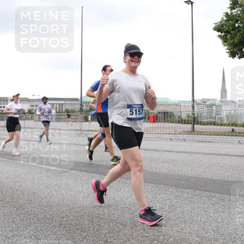 29.06.2025 - hella hamburg halbmarathon Lena Gebhardt http://msf.ph/oto/8274466 29.06.2025 10:54:34 Lombardsbrücke 5157, 1198, 1762, 1779, 1822, 1949, 2084, 2244, 2532, 2566, 2586, 2600, 2632, 2761, 3187, 3188, 3364, 3761, 3795, 3857, 4323, 4685, 4720, 4971, 5157, 5185, 5216, 5309, 5500, 5514, 5804, 5817, 5882, 5933, 5993, 6023, 6279, 6468, 6982, 6987, 6988, 7498, 7670, 7874, 7946, 7986, 8012, 8186, 8801, 8803, 8867, 9130, 9203, 9521, 10207, 10331, 10471, 11033, 11226, 11287, 11354, 11567, 11569, 11785, 12240, 12268, 12270, 12930, 13272, 13283, 13944, 13945 meine-sportfotos.de