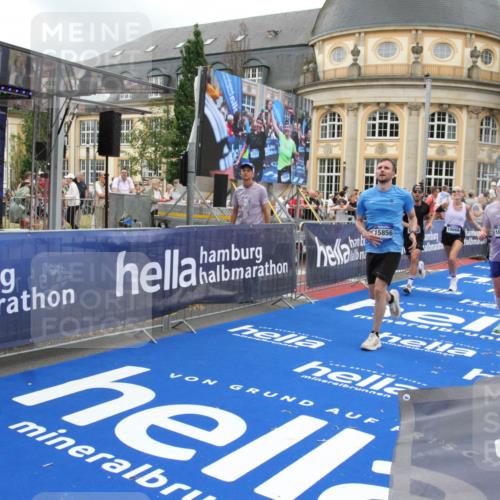 29.06.2025 - hella hamburg halbmarathon Michael Strokosch http://msf.ph/oto/8274518 29.06.2025 10:53:41 Ziel 1030, 1098, 1502, 1783, 2058, 2630, 3399, 3819, 5399, 6628, 6762, 10549, 10895, 11588, 11589, 11604, 12632, 13865, 15061, 15113, 15441, 15856, 16092, 17482, 18143, 18612, 18666, 18715 meine-sportfotos.de