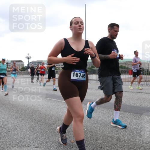 29.06.2025 - hella hamburg halbmarathon Lena Gebhardt http://msf.ph/oto/8274603 29.06.2025 10:46:24 Lombardsbrücke 1004, 1371, 1375, 1429, 1465, 1532, 1608, 1837, 1867, 1868, 2398, 2423, 2500, 2697, 2773, 2813, 2951, 3410, 3469, 3734, 4119, 4223, 4355, 4448, 4604, 5697, 5703, 5769, 5770, 5854, 5892, 6068, 6124, 6161, 6333, 6392, 7303, 7364, 7368, 7374, 7605, 7767, 7894, 7960, 7983, 8047, 8477, 8551, 8700, 9129, 9337, 9426, 9445, 9691, 10153, 10230, 11358, 11361, 11876, 11910, 12298, 12333, 12507, 12522, 13969, 14261, 15852, 16882, 16987 meine-sportfotos.de