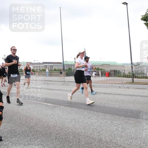 29.06.2025 - hella hamburg halbmarathon Lena Gebhardt http://msf.ph/oto/8274616 29.06.2025 10:54:35 Lombardsbrücke 3857, 3801, 1198, 1762, 1779, 1822, 1949, 2084, 2244, 2532, 2566, 2586, 2600, 2632, 2761, 3187, 3188, 3364, 3761, 3795, 3857, 4720, 4971, 5157, 5185, 5216, 5309, 5500, 5514, 5817, 5882, 5933, 5993, 6023, 6279, 6982, 6987, 7498, 7670, 7874, 7946, 7986, 8012, 8186, 8801, 8803, 8867, 9130, 9203, 9521, 10207, 10331, 10471, 11033, 11226, 11287, 11354, 11567, 11569, 11785, 12240, 12268, 12270, 12930, 13272, 13283, 13944, 13945 meine-sportfotos.de