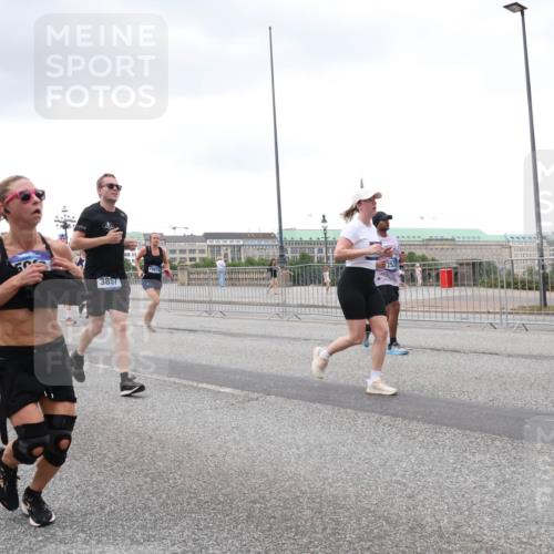 29.06.2025 - hella hamburg halbmarathon Lena Gebhardt http://msf.ph/oto/8274650 29.06.2025 10:54:35 Lombardsbrücke 2532, 3857, 880, 1198, 1762, 1779, 1822, 1949, 2084, 2244, 2532, 2566, 2586, 2600, 2632, 2761, 3187, 3188, 3364, 3761, 3795, 3857, 4720, 4971, 5157, 5185, 5216, 5309, 5500, 5514, 5817, 5882, 5933, 5993, 6023, 6279, 6982, 6987, 7498, 7670, 7874, 7946, 7986, 8012, 8186, 8801, 8803, 8867, 9130, 9203, 9521, 10207, 10331, 10471, 11033, 11226, 11287, 11354, 11567, 11569, 11785, 12240, 12268, 12270, 12930, 13272, 13283, 13944, 13945 meine-sportfotos.de