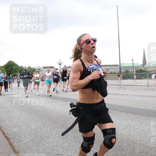 29.06.2025 - hella hamburg halbmarathon Lena Gebhardt http://msf.ph/oto/8274716 29.06.2025 10:54:35 Lombardsbrücke 15627, 1198, 1762, 1779, 1822, 1949, 2084, 2244, 2532, 2566, 2586, 2600, 2632, 2761, 3187, 3188, 3364, 3761, 3795, 3857, 4720, 4971, 5157, 5185, 5216, 5309, 5500, 5514, 5817, 5882, 5933, 5993, 6023, 6279, 6982, 6987, 7498, 7670, 7874, 7946, 7986, 8012, 8186, 8801, 8803, 8867, 9130, 9203, 9521, 10207, 10331, 10471, 11033, 11226, 11287, 11354, 11567, 11569, 11785, 12240, 12268, 12270, 12930, 13272, 13283, 13944, 13945 meine-sportfotos.de