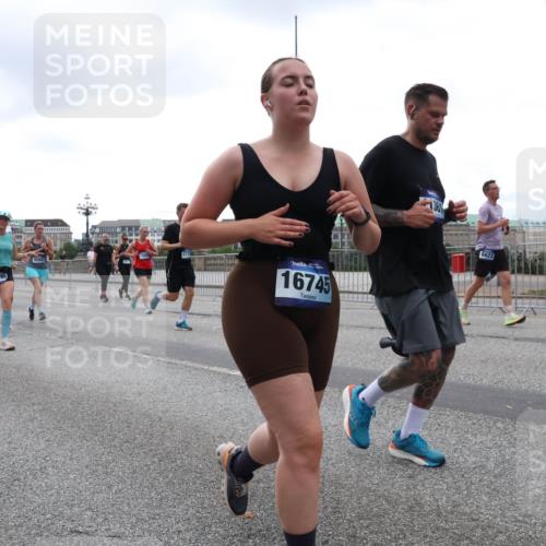 29.06.2025 - hella hamburg halbmarathon Lena Gebhardt http://msf.ph/oto/8274751 29.06.2025 10:46:24 Lombardsbrücke 1004, 1371, 1375, 1429, 1465, 1532, 1608, 1837, 1867, 1868, 2398, 2423, 2500, 2697, 2773, 2813, 2951, 3410, 3469, 3734, 4119, 4223, 4355, 4448, 4604, 5697, 5703, 5769, 5770, 5854, 5892, 6068, 6124, 6161, 6333, 6392, 7303, 7364, 7368, 7374, 7605, 7767, 7894, 7960, 7983, 8047, 8477, 8551, 8700, 9129, 9337, 9426, 9445, 9691, 10153, 10230, 11358, 11361, 11876, 11910, 12298, 12333, 12507, 12522, 13969, 14261, 15852, 16882, 16987 meine-sportfotos.de