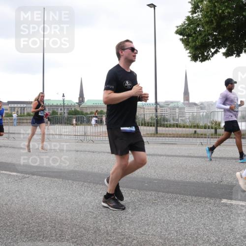29.06.2025 - hella hamburg halbmarathon Lena Gebhardt http://msf.ph/oto/8274829 29.06.2025 10:54:36 Lombardsbrücke 035, 15627, 15674, 25, 1198, 1762, 1779, 1822, 1949, 2084, 2244, 2532, 2566, 2586, 2632, 3187, 3188, 3364, 3761, 3795, 3857, 4191, 4192, 4720, 4971, 5157, 5185, 5216, 5309, 5500, 5514, 5817, 5882, 5933, 5993, 6023, 6279, 6982, 6987, 7498, 7670, 7874, 7946, 7986, 8012, 8186, 8801, 8803, 8867, 9130, 9203, 9521, 10207, 10331, 10471, 11033, 11226, 11287, 11354, 11567, 11569, 11785, 12240, 12268, 12270, 12930, 13272, 13283, 13944, 13945 meine-sportfotos.de