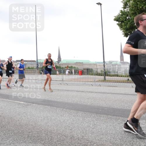 29.06.2025 - hella hamburg halbmarathon Lena Gebhardt http://msf.ph/oto/8274937 29.06.2025 10:54:37 Lombardsbrücke 15627, 13035, 15674, 1198, 1762, 1779, 1822, 1949, 2084, 2244, 2532, 2566, 2586, 2632, 3002, 3364, 3761, 3795, 3857, 4191, 4192, 4720, 4971, 5157, 5185, 5216, 5309, 5500, 5514, 5817, 5882, 5933, 5993, 6023, 6279, 6982, 6987, 7498, 7670, 7874, 7946, 7986, 8012, 8186, 8801, 8803, 8867, 9130, 9203, 9521, 10207, 10331, 10471, 11033, 11226, 11287, 11354, 11567, 11569, 11785, 12240, 12268, 12270, 12930, 13272, 13283, 13944, 13945 meine-sportfotos.de
