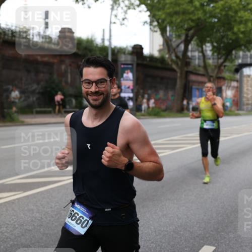 29.06.2025 - hella hamburg halbmarathon Yannick Fuchs http://msf.ph/oto/8274995 29.06.2025 10:37:13 20KM 1353, 1675, 1700, 1735, 2233, 4235, 5011, 5124, 5436, 5477, 7035, 7448, 7734, 7765, 7865, 9364, 9371, 9534, 9833, 10216, 10469, 11907, 12839, 13446, 14226, 14447, 14560, 14813, 15095, 15175, 15255, 15297, 15301, 15328, 15535, 16295, 16333, 16660, 16677, 17000, 17177, 17733, 17864, 17911, 18004, 18275, 18304, 18559, 18632, 18659, 18680 meine-sportfotos.de