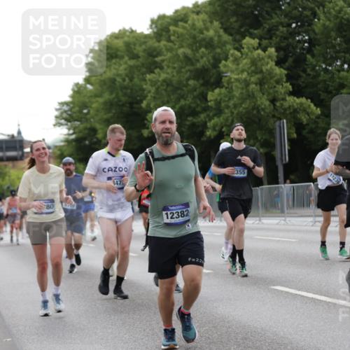 29.06.2025 - hella hamburg halbmarathon Jannik Wohlers http://msf.ph/oto/8275020 29.06.2025 10:34:22 Lombardsbrücke 1025, 2355, 3130, 3420, 4884, 5453, 6034, 6310, 6335, 6379, 6843, 7020, 7299, 7386, 7733, 8369, 8793, 9122, 9164, 9448, 9514, 10335, 10674, 11122, 11245, 11646, 12019, 12164, 12236, 12382, 12764, 13311, 13416, 13471, 13473, 14273, 14527, 15310, 15380, 15477, 15984, 16311, 16390, 17412, 18892 meine-sportfotos.de