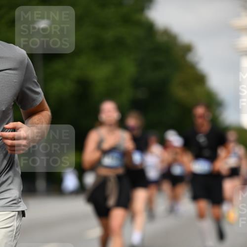 29.06.2025 - hella hamburg halbmarathon Dr. Thomas Lammeyer http://msf.ph/oto/8275026 29.06.2025 10:15:33 Kennedybrücke 1166, 1866, 1992, 2661, 4227, 5254, 5379, 5990, 5991, 7571, 8368, 9169, 9191, 10042, 10372, 10428, 11321 meine-sportfotos.de