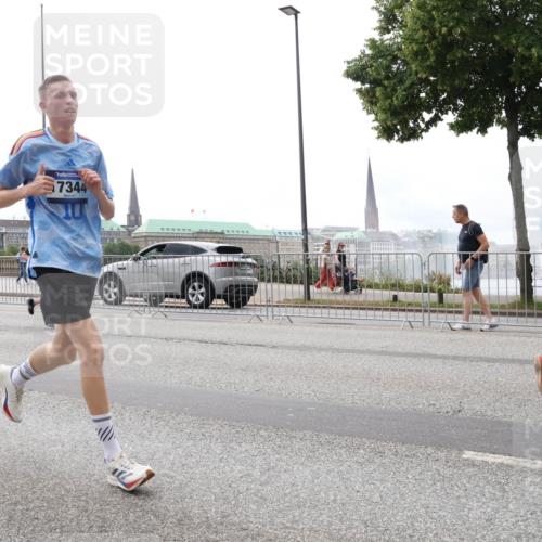 29.06.2025 - hella hamburg halbmarathon Lena Gebhardt http://msf.ph/oto/8275036 29.06.2025 10:35:00 Lombardsbrücke 1382, 7344, 1025, 1284, 1497, 1717, 1849, 2023, 2355, 2376, 2751, 3130, 3409, 3420, 3828, 4564, 4884, 5027, 5453, 5531, 6034, 6189, 6310, 6335, 6379, 6397, 6471, 6803, 6843, 7020, 7267, 7299, 7386, 7644, 7733, 7927, 8369, 8793, 9122, 9164, 9248, 9448, 9514, 10335, 10358, 10464, 10606, 10674, 11122, 11233, 11245, 11320, 11359, 11646, 11886, 12019, 12062, 12164, 12236, 12382, 12764, 15477, 16238, 16311, 16390 meine-sportfotos.de