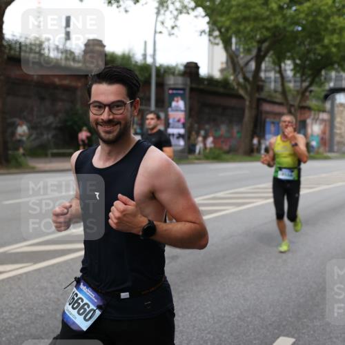 29.06.2025 - hella hamburg halbmarathon Yannick Fuchs http://msf.ph/oto/8275056 29.06.2025 10:37:13 20KM 1353, 1675, 1700, 1735, 2233, 4235, 5011, 5124, 5436, 5477, 7035, 7448, 7734, 7765, 7865, 9364, 9371, 9534, 9833, 10216, 10469, 11907, 12839, 13446, 14226, 14447, 14560, 14813, 15095, 15175, 15255, 15297, 15301, 15328, 15535, 16295, 16333, 16660, 16677, 17000, 17177, 17733, 17864, 17911, 18004, 18275, 18304, 18559, 18632, 18659, 18680 meine-sportfotos.de